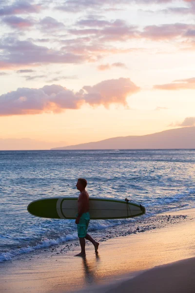 Man Carrying Surfboard Into Water — Stock Photo, Image