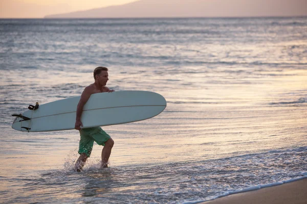 Carrying Surfboard Out of Water — Stock Photo, Image