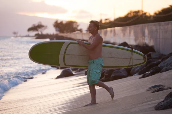 Walking Down Beach to Surf — Stock Photo, Image