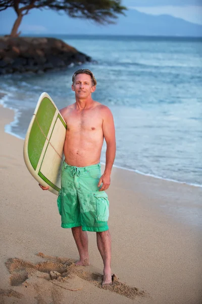 Självsäker surfare vid strandlinjen — Stockfoto