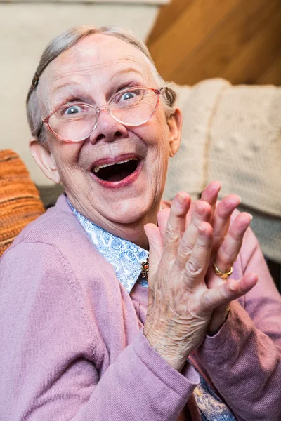 Joyful velha mulher em suéter rosa — Fotografia de Stock