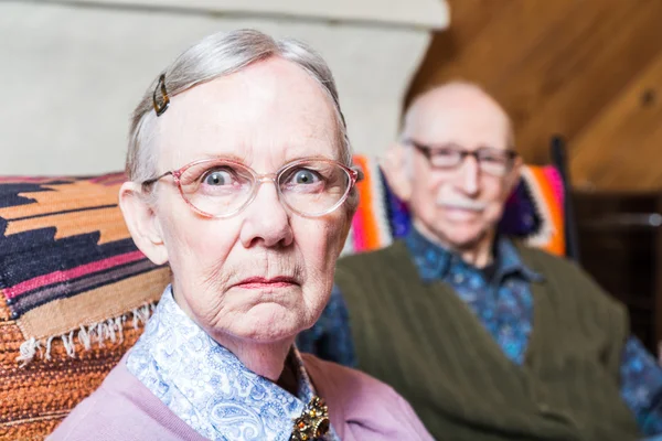 Старая пара, сидящая в гостиной — стоковое фото