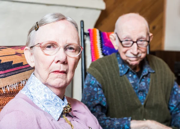 Gamla kvinnan och man ser skeptiskt — Stockfoto