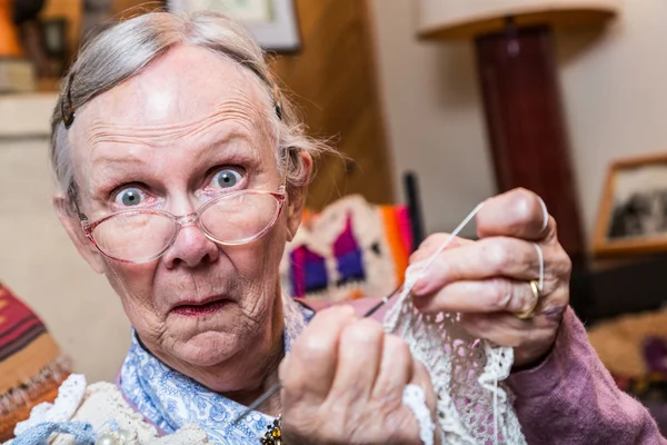 Starší žena, háčkování — Stock fotografie