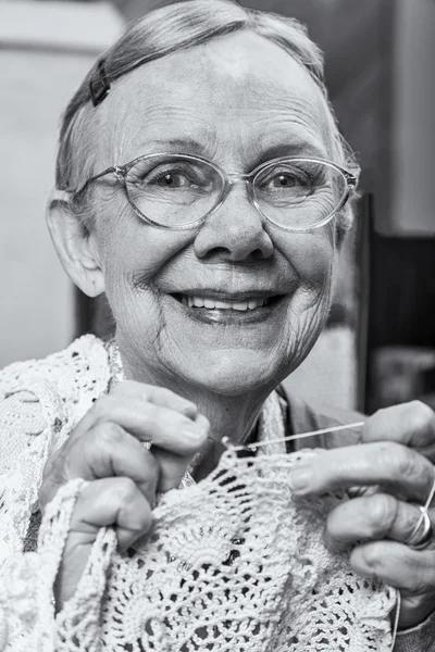 Mulher velha com crochê — Fotografia de Stock