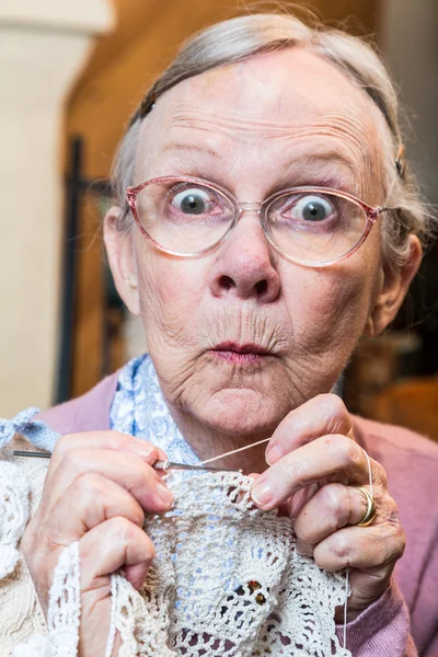 Tığ işi ile yaşlı kadın — Stok fotoğraf