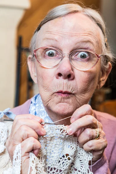 Femme aînée avec crochet — Photo