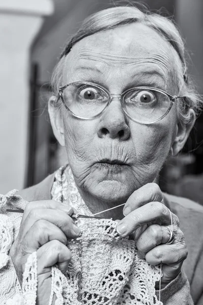 Mulher com crochê e expressão engraçada — Fotografia de Stock