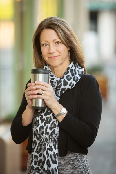 Geschäftsfrau hält Alukolben mit Kaffee in der Hand — Stockfoto