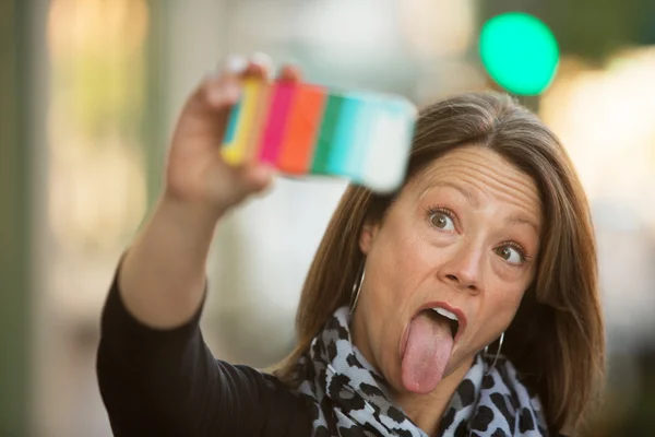 Vrouw die een zelfportret op mobiele telefoon — Stockfoto