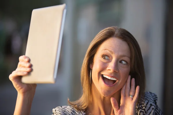 Lady Waving en Tablet Computer Fotos de stock libres de derechos