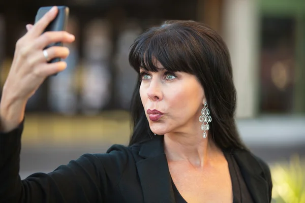 Nő vesz selfie, a fekete mobiltelefon — Stock Fotó