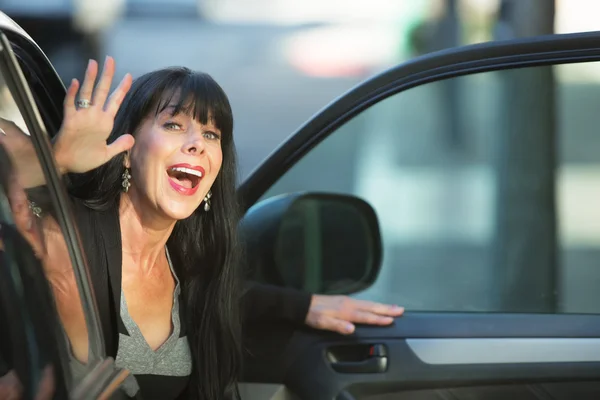 Woman exits vehicle on downtown street — Stock Photo, Image