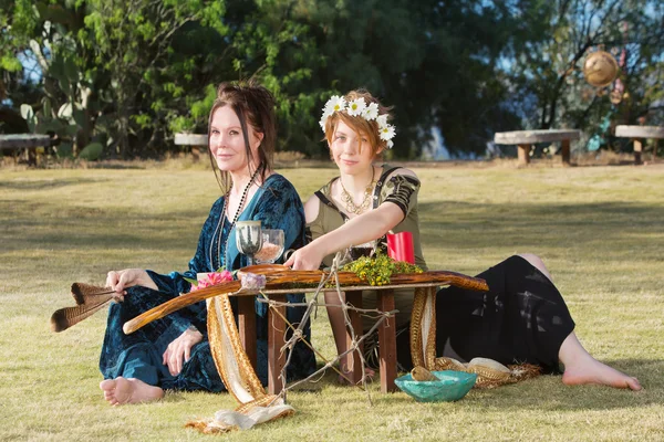 Schöne heidnische Frauen am Altar — Stockfoto