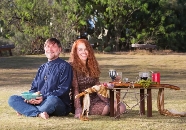 Feliz casal pagão ao ar livre — Fotografia de Stock