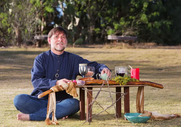 Gołe stopy Male w Pagan Altar — Zdjęcie stockowe