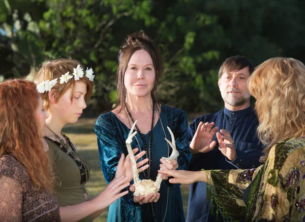 Groupe de personnes de Wicca avec des bois — Photo