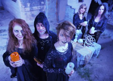 Coven cadıların gülümseyen