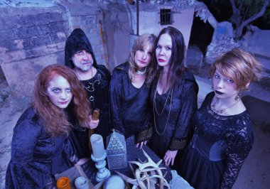 Coven cadıların sunağı