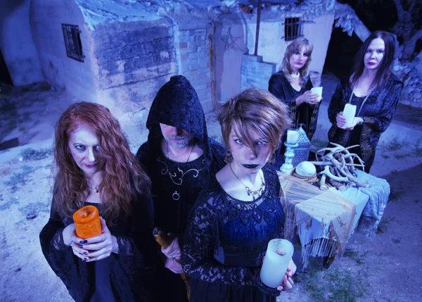Aquelarre de cinco brujas — Foto de Stock