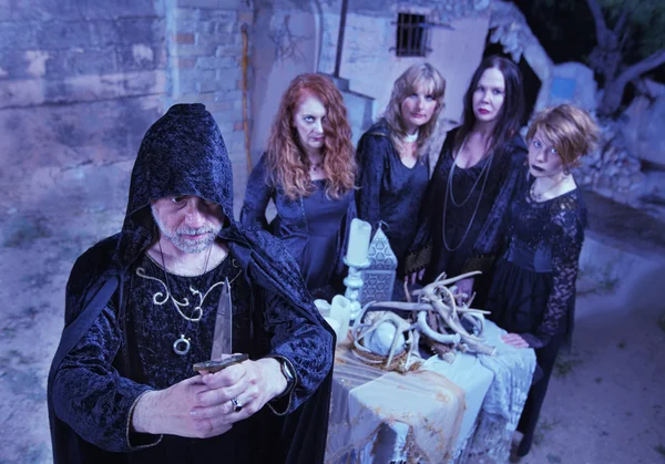 Wicca präst och Coven i Ritual — Stockfoto