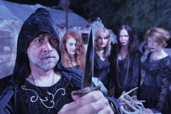 Kněz s Witch Coven a dýka — Stock fotografie