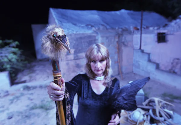 Blonďatá čarodějka s křídly Crow — Stock fotografie