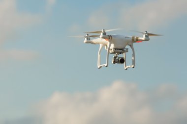 Uzaktan kumanda drone uçuş 