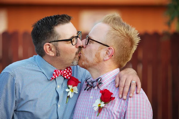 Homens casados beijando — Fotografia de Stock