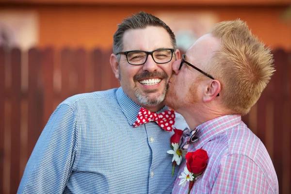 Sorrindo homem beijado pelo cônjuge — Fotografia de Stock