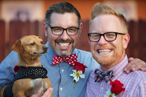Homosexuella par med sällskapsdjur — Stockfoto