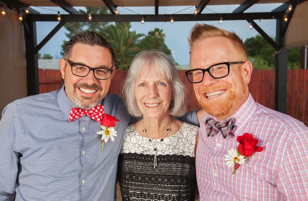 Lächelnde schwule Männer mit Mutter — Stockfoto