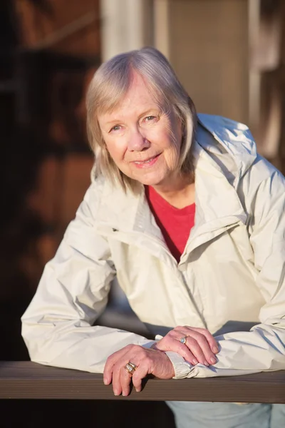 Vrouw leunend op de balustrade — Stockfoto