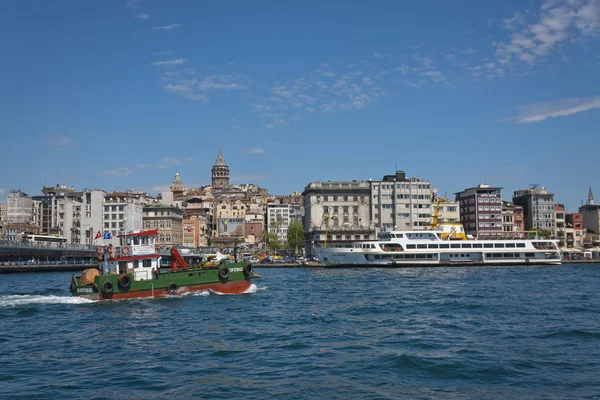 Bosporen aktivitet med Galata kvarter — Stockfoto