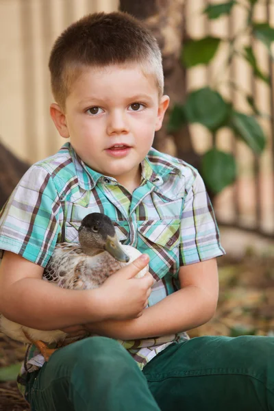 Şirin çocuk Holding ördek — Stok fotoğraf