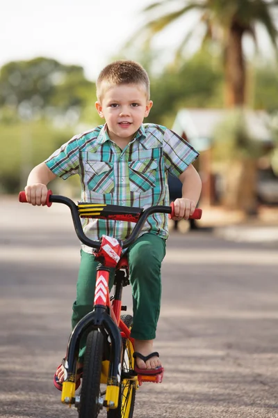 Lindo niño en bicicleta — Foto de Stock