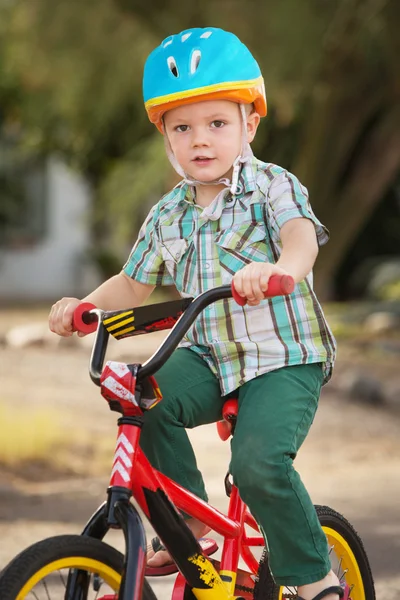 Niño en bicicleta casco de montar a caballo — Foto de Stock