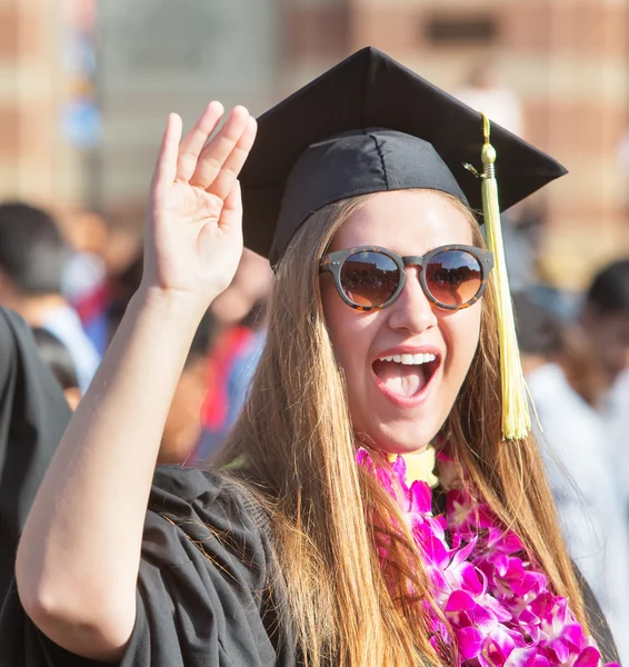 Emocionado estudiante saludando — Foto de Stock