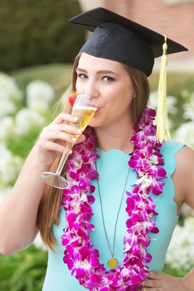Graduado bebiendo vino — Foto de Stock
