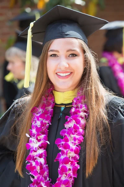 Sorrindo única faculdade Graduado — Fotografia de Stock