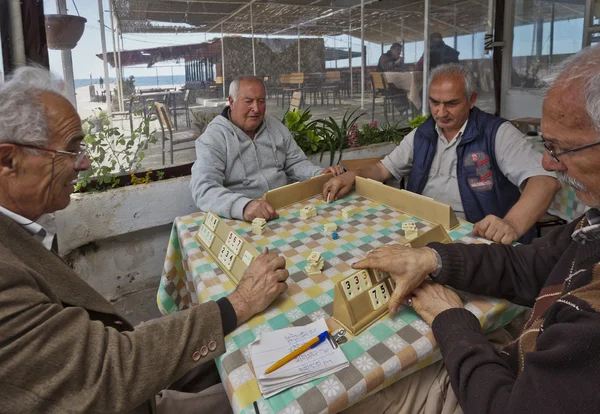 Turco hombres jugando Rummy juego de azulejos — Foto de Stock
