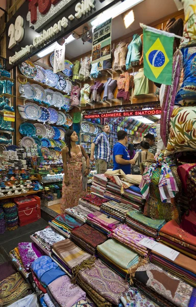 Mulher Compras no Mercado de Especiarias de Istambul — Fotografia de Stock