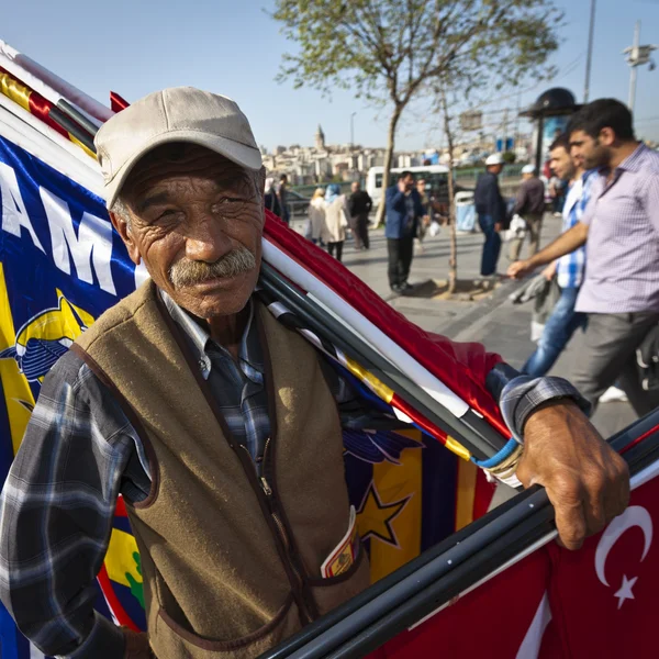 Hombre vendiendo banderas cerca del mercado de especias de Estambul — Foto de Stock