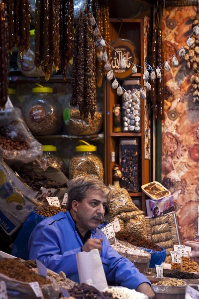 Istanbul Spice Marktverkoper bij de lurven — Stockfoto