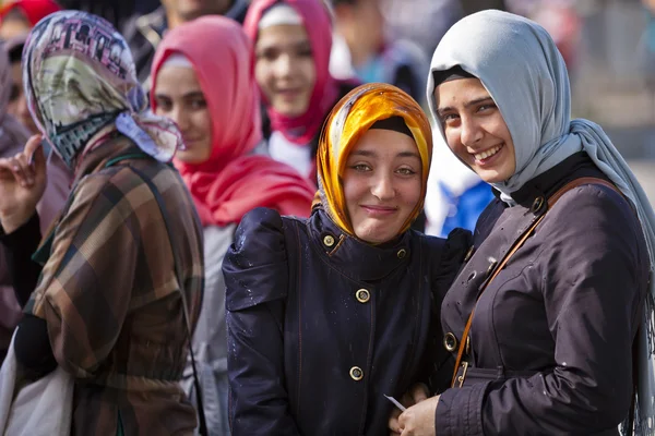 Unga turkiska kvinnor i lätt regn — Stockfoto