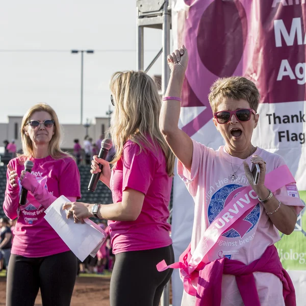 Sobreviviente de cáncer de mama en el evento de sensibilización — Foto de Stock