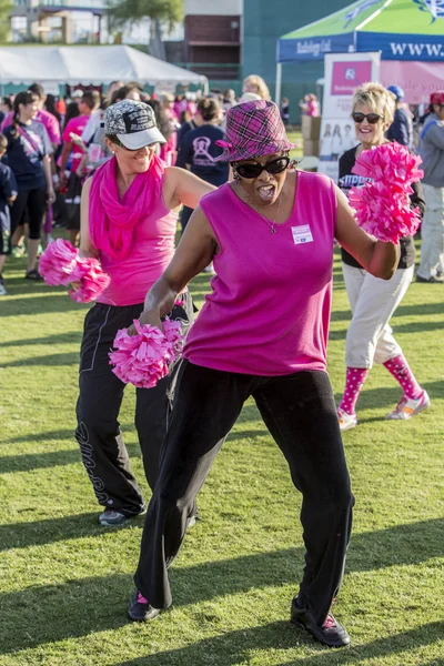 Kvinnor dansar på Breast Cancer Awareness händelse — Stockfoto