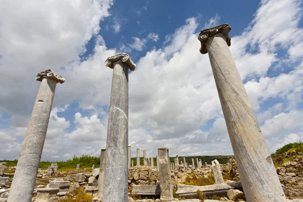 Tres columnas en las ruinas de Perga Turquía — Foto de Stock