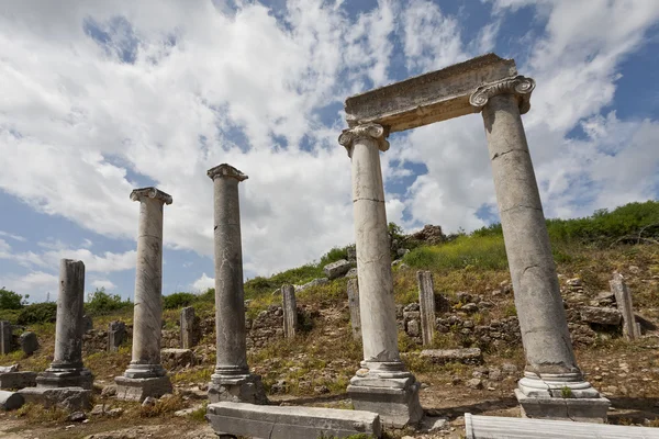 Columnas y encabezado en Perga Histórica — Foto de Stock