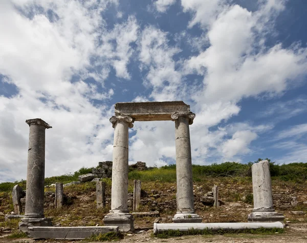 Columnas antiguas que bordean la carretera principal en Perga en Turquía — Foto de Stock